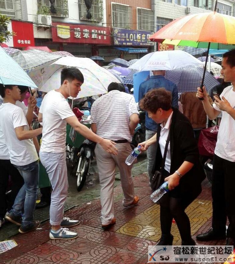 我们阳光保险的员工们今天上午来到宿松中学门口冒雨给考生们送水助考，画面很是温馨， (2).jpg