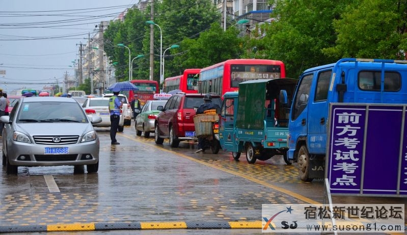 交警在路面维护交通秩序.jpg