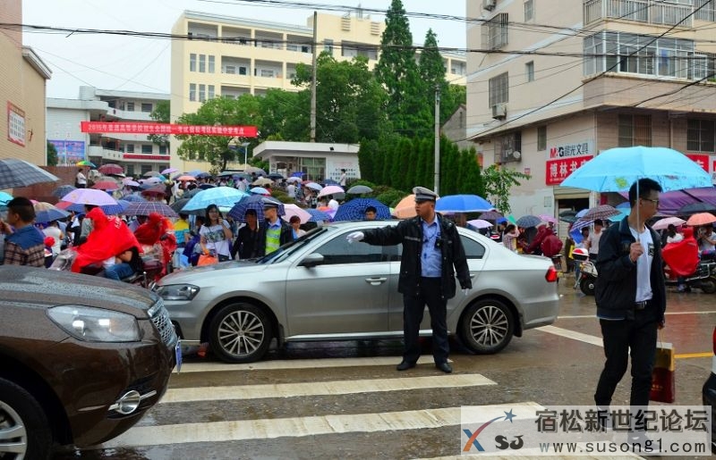 交警冒雨疏导交通.jpg