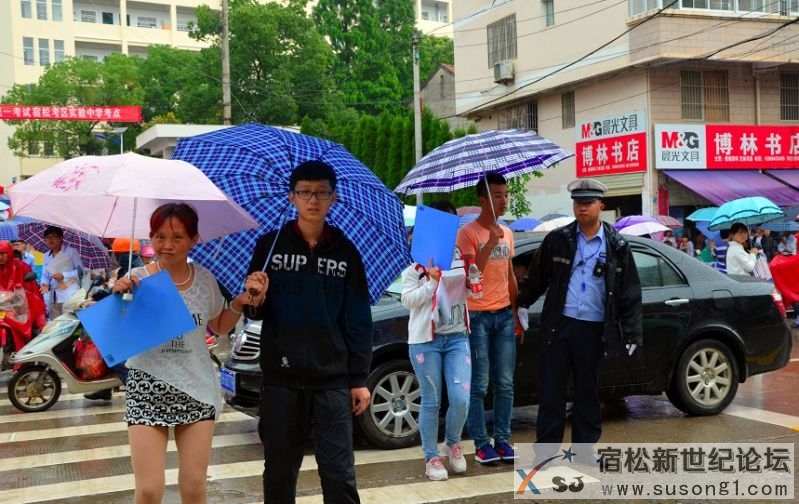 交警冒雨疏导交通2.jpg
