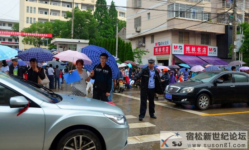 交警冒雨疏导交通1.jpg