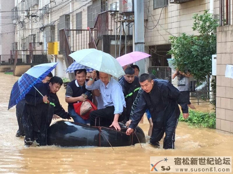 宿松消防官兵连续奋战，转运被困高考学生 (1).jpg