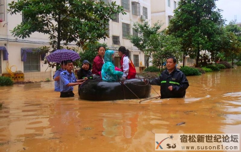 民警摆渡救助考生.JPG