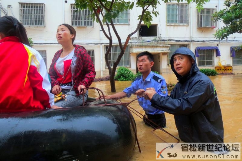 民警摆渡救助考生及家长.JPG