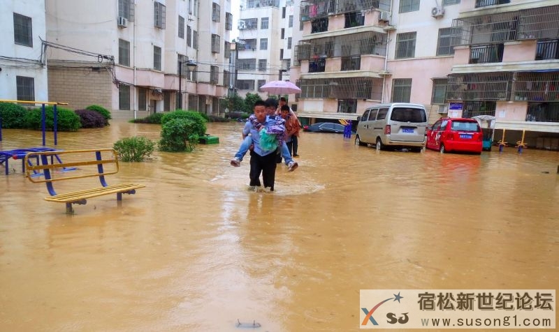 民警趟水背考生.JPG