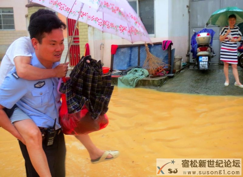 民警趟水背考生1.JPG