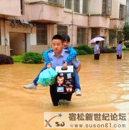 民警趟水被考生2.jpg