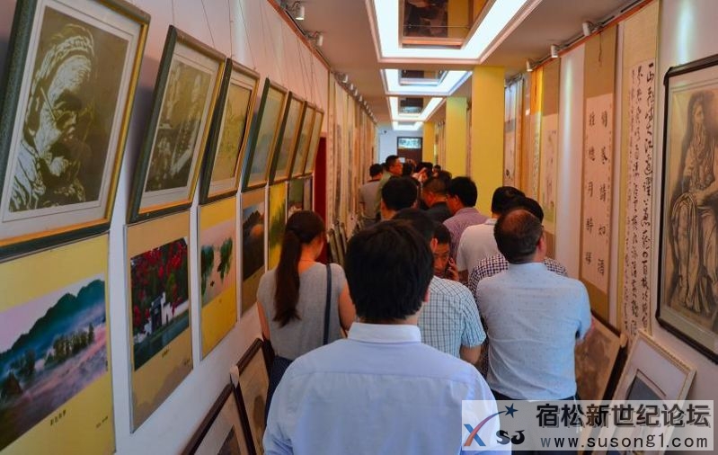 来宾参观校园艺术长廊.jpg