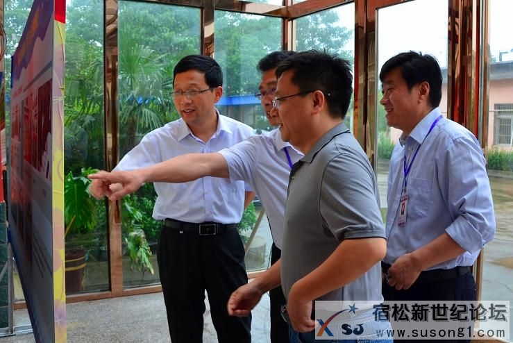 李红兵参观校园文化宣传栏.jpg