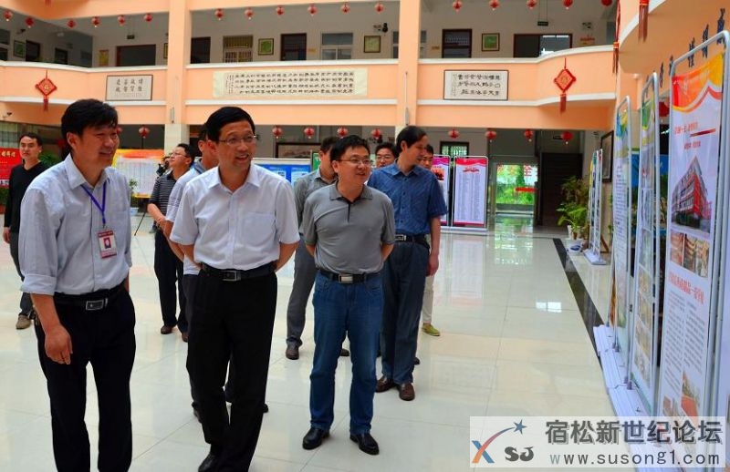 李红兵参观校园文化宣传栏1.jpg