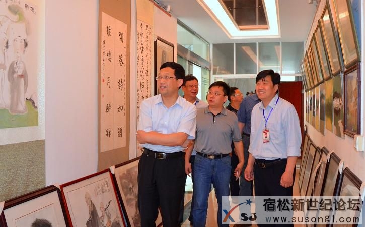 李红兵参观校园艺术长廊.jpg