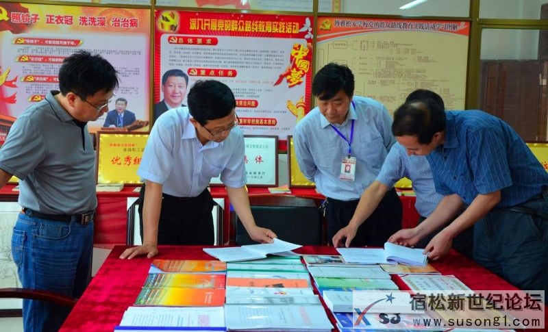 李红兵翻阅党建资料.jpg