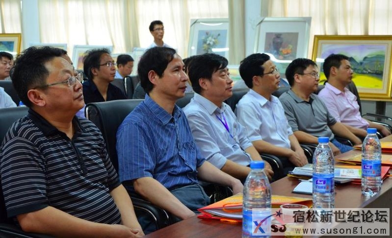 李红兵观看平安校园宣传片.jpg