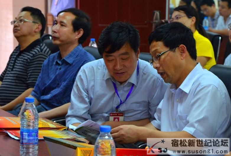 李红兵同王孟鸣亲切交谈.jpg