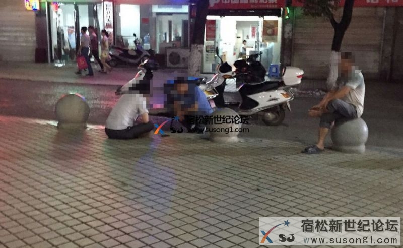 宿松车站红绿灯摩托车撞上路桩