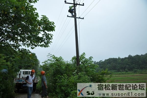 县供电公司系统雷雨抢修保电忙