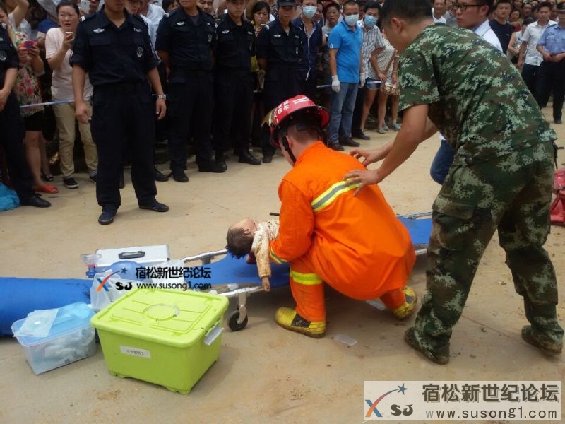 宿松重大交通事故四人当场死亡二人正在抢救。