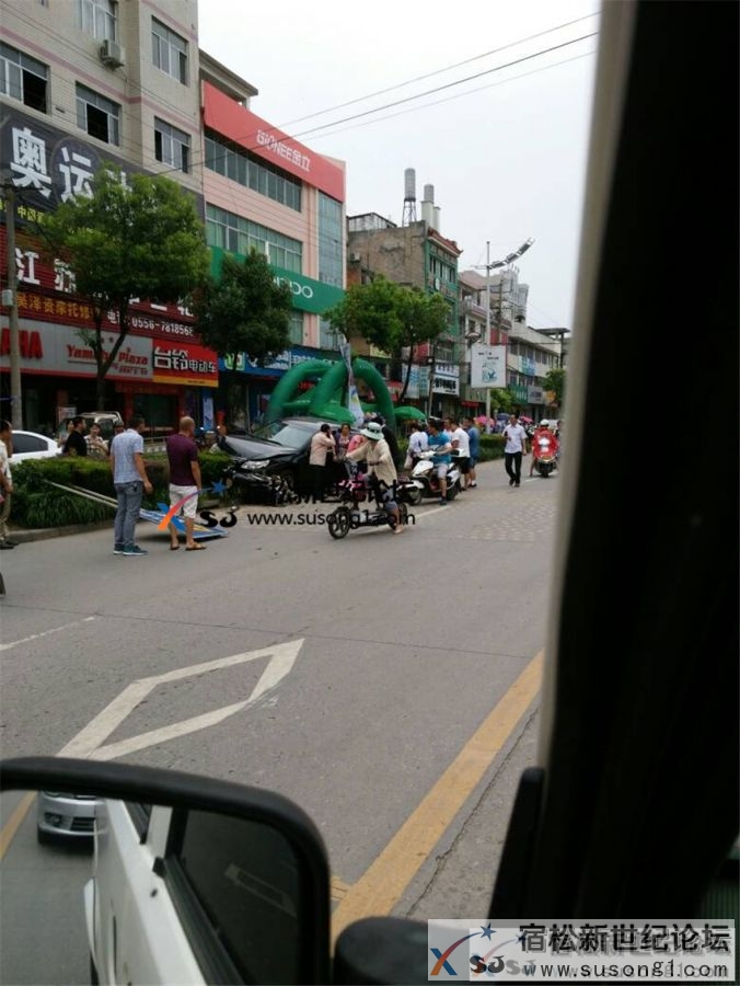 孚玉路刚刚发生交通事故