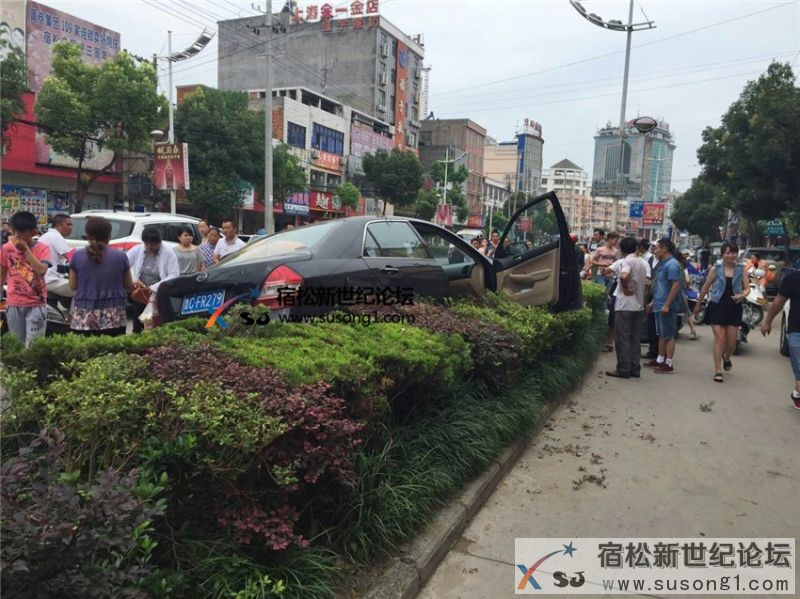 孚玉路刚刚发生交通事故