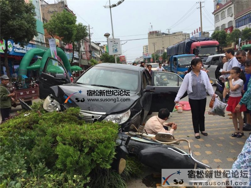 孚玉路刚刚发生交通事故