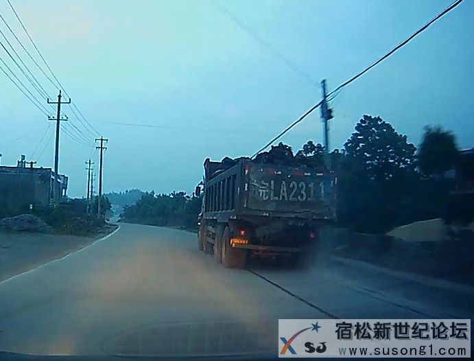 夜幕下的超载车