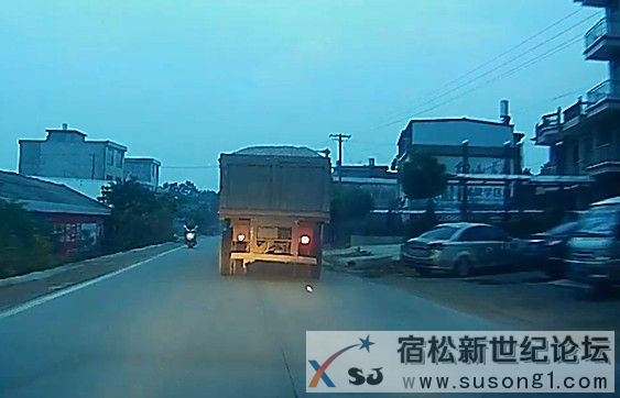 夜幕下的超载车