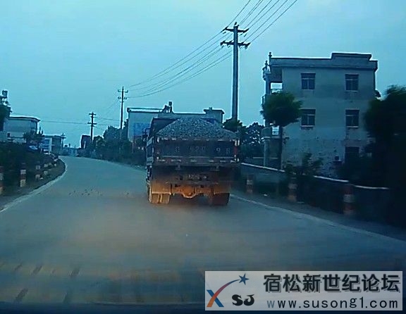 夜幕下的超载车