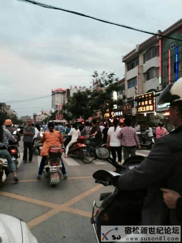 开车意外无处不在，孚玉路车祸