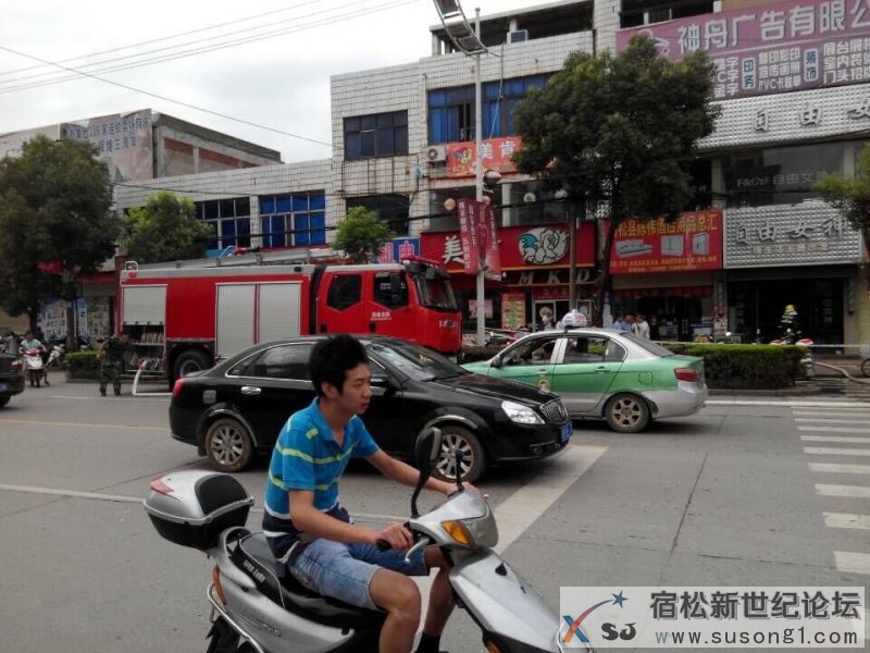 孚玉路宿松孺子教育大楼隔壁发生火情