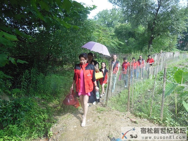 隘口老人独子吴江华外出二十载无音讯，隘口中学九三届二班同学发起寻同学送温暖