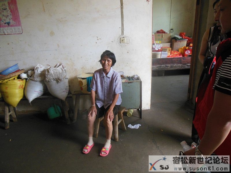 隘口老人独子吴江华外出二十载无音讯，隘口中学九三届二班同学发起寻同学送温暖
