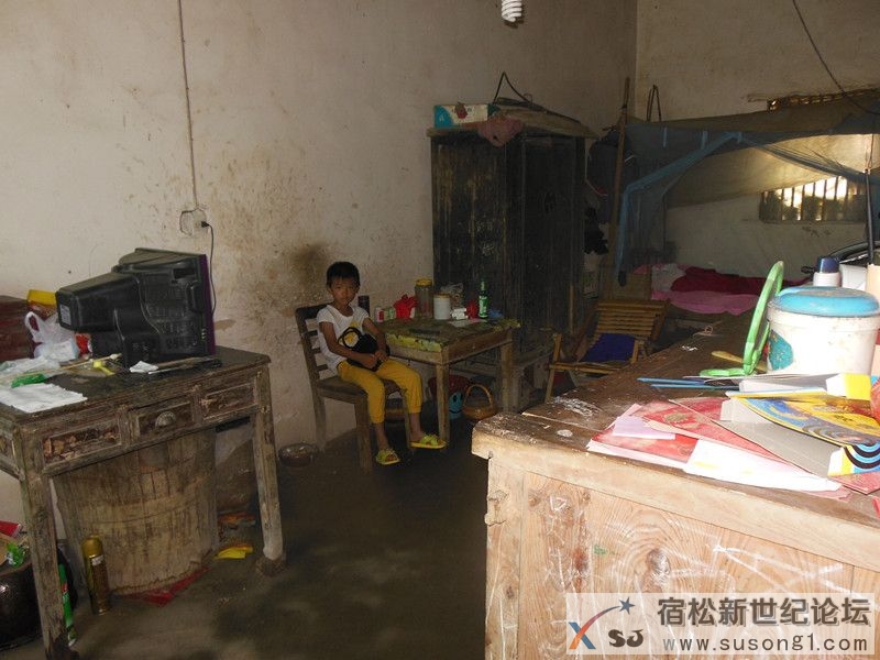隘口老人独子吴江华外出二十载无音讯，隘口中学九三届二班同学发起寻同学送温暖