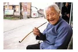 家遇小偷，老太太这样斗智。太有才了！