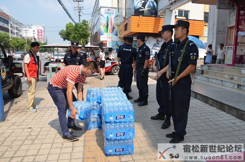 宿松新世纪论坛联合国龙置业新城壹号公馆慰问宿松交警、巡警宿松新世纪论坛