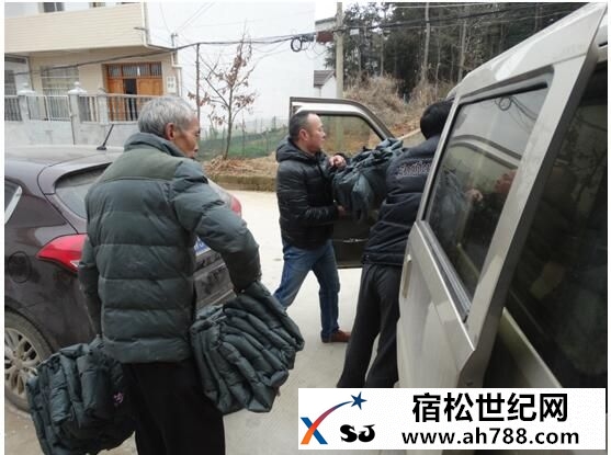 趾凤：无私奉献暖人心，爱心家庭捐赠棉衣200件宿松新世纪论坛