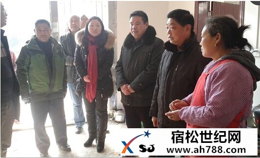 县住建局张晓东副局长一行到月丹村慰问贫困户3.jpg