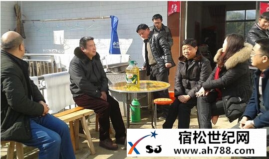 县住建局张晓东副局长一行到月丹村慰问贫困户.jpg