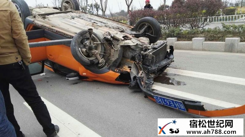 翻车这样四脚！宿松东北新城路上这辆车怎么开的？00003.jpg