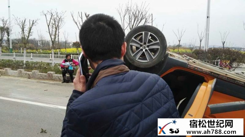 翻车这样四脚！宿松东北新城路上这辆车怎么开的？00004.jpg