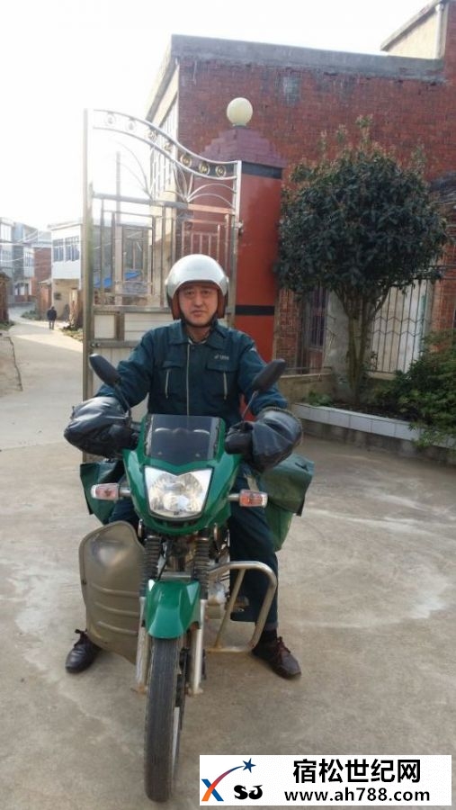 邮递员唐友权进村入户.jpg