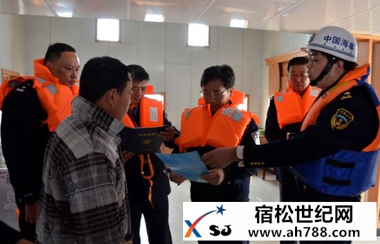 宿松多部门开展水上联合大练兵（组照）组照七：检查“三无”船舶演练.jpg