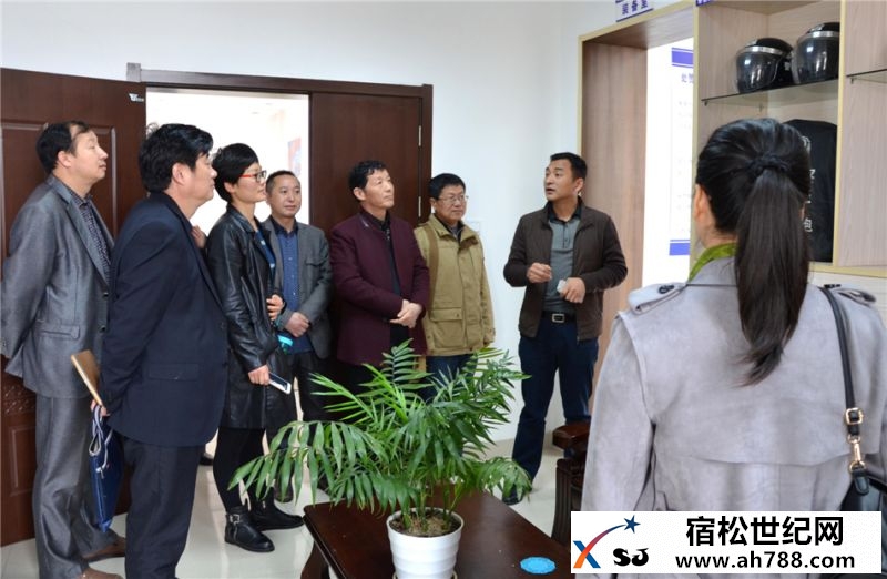 组照一：参观单警装备室.jpg
