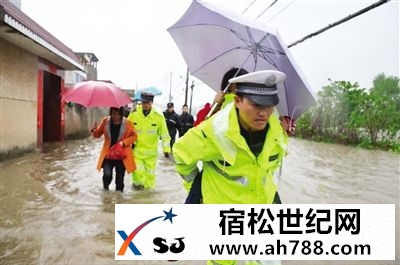 宿松一校园出口路段被淹 公安民警冒雨救援.jpg