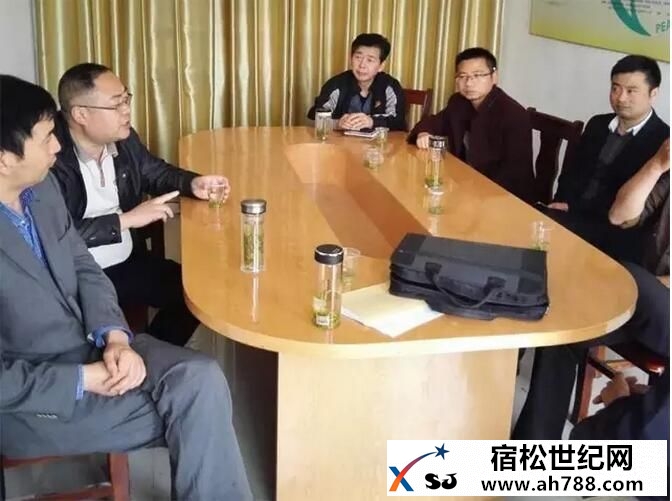 陈汉乡党委书记下村指导扶贫开发工作.jpg