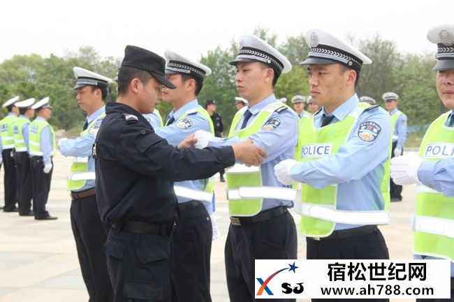 宿松交警开展队列与交通指挥手势操集训活动.jpg