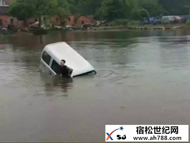 正能量：太湖一面包车开进水塘之后英雄跳水救援00002.jpeg