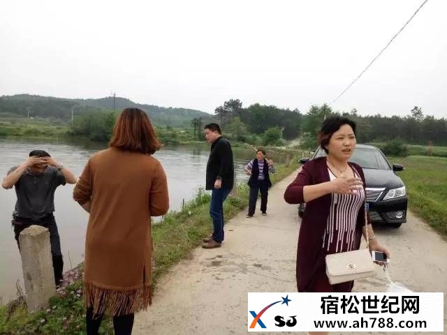 正能量：太湖一面包车开进水塘之后英雄跳水救援00003.jpeg