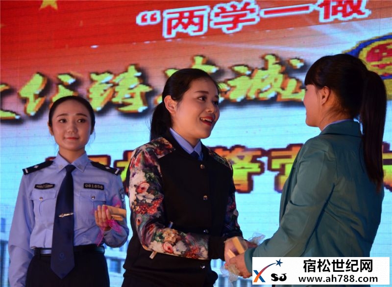 组照七：宣讲民警用快板的形式讲述公安窗口民警的事迹.jpg