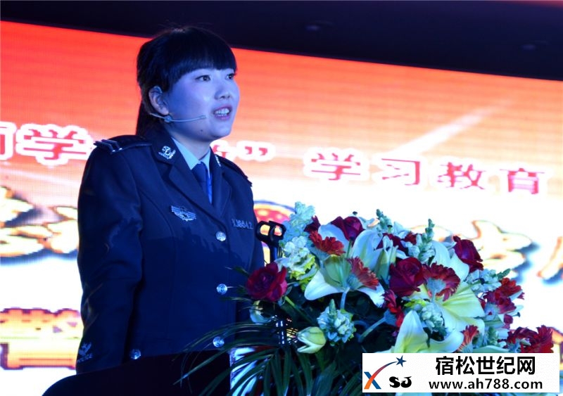 组照三：辅警黄桂芳在讲述自己的故事.jpg