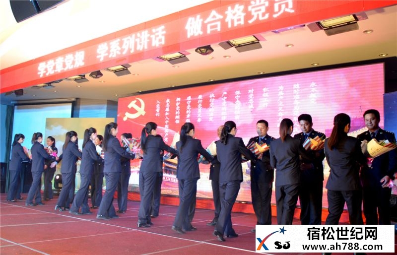 组照十：向优秀民警、辅警代表献花.jpg